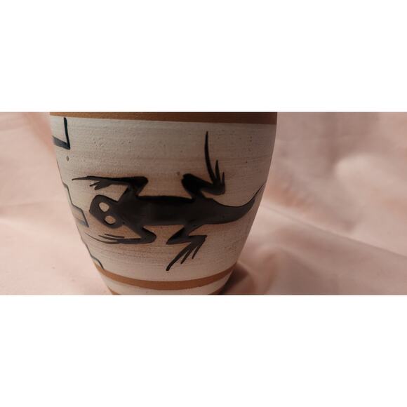 Terracotta Hand Painted Vase with Lizard Motif South West - Picture 11 of 12